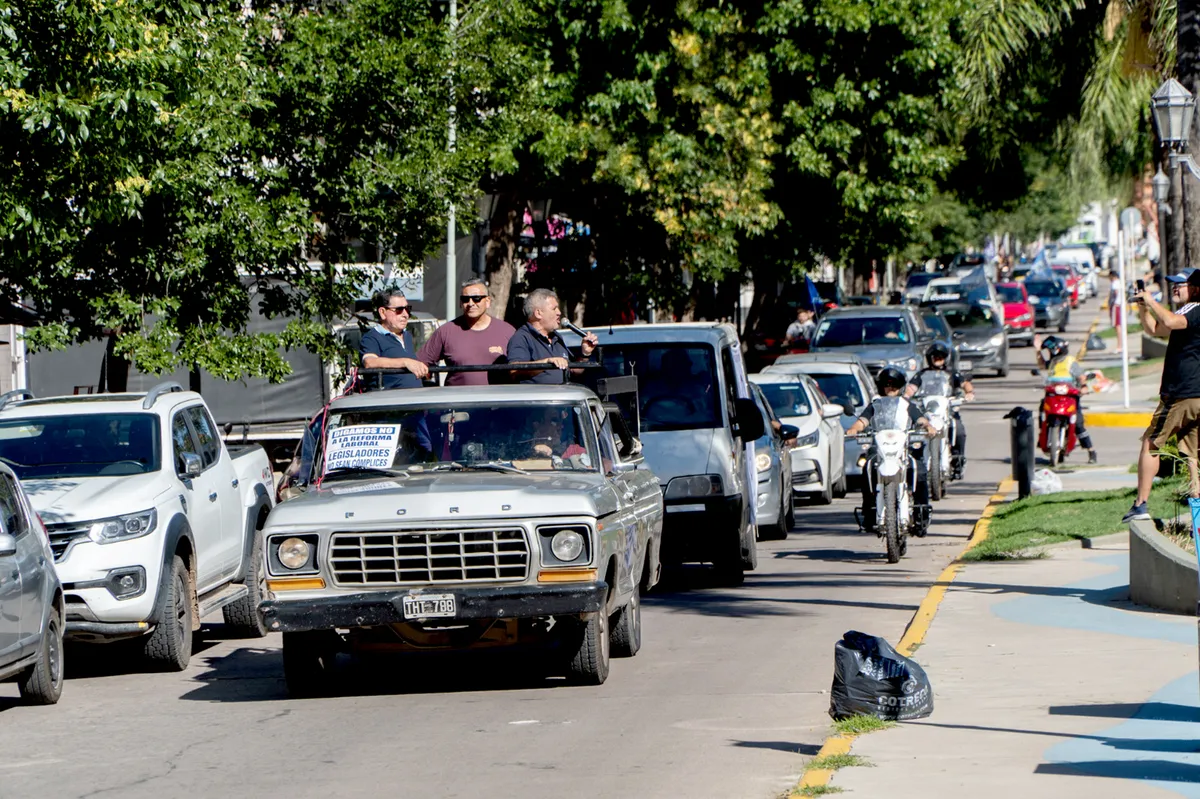 Con marcha y caravana, hubo un fuerte repudio en la ciudad al 