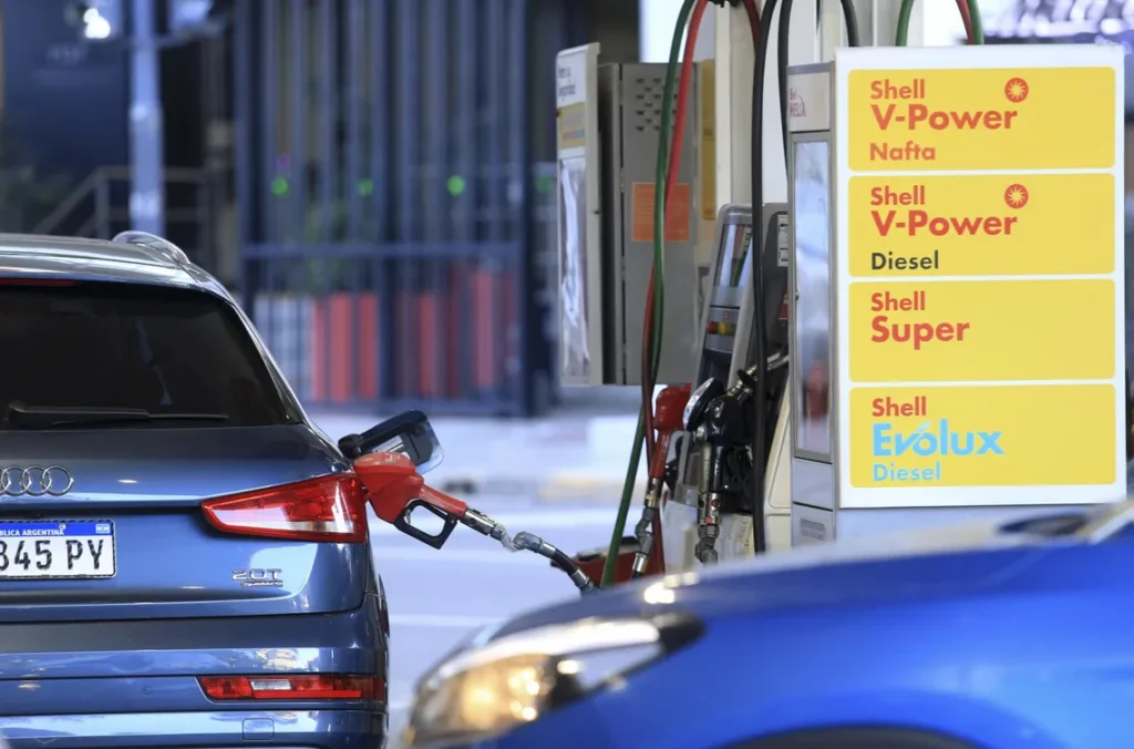 Suba de combustibles: la nafta y el gasoil ya superan los $2.000 por litro