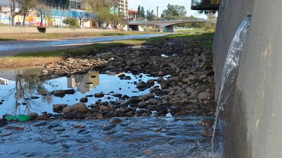 Vertidos clandestinos en el Ro Suqua: un video viral revela la crisis ambiental que persiste en Crdoba