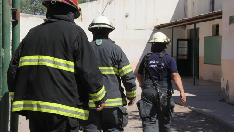 En 48 horas, evacuaron dos veces a un colegio de Centenario por olor a gas: qu ocurre en la Escuela 360